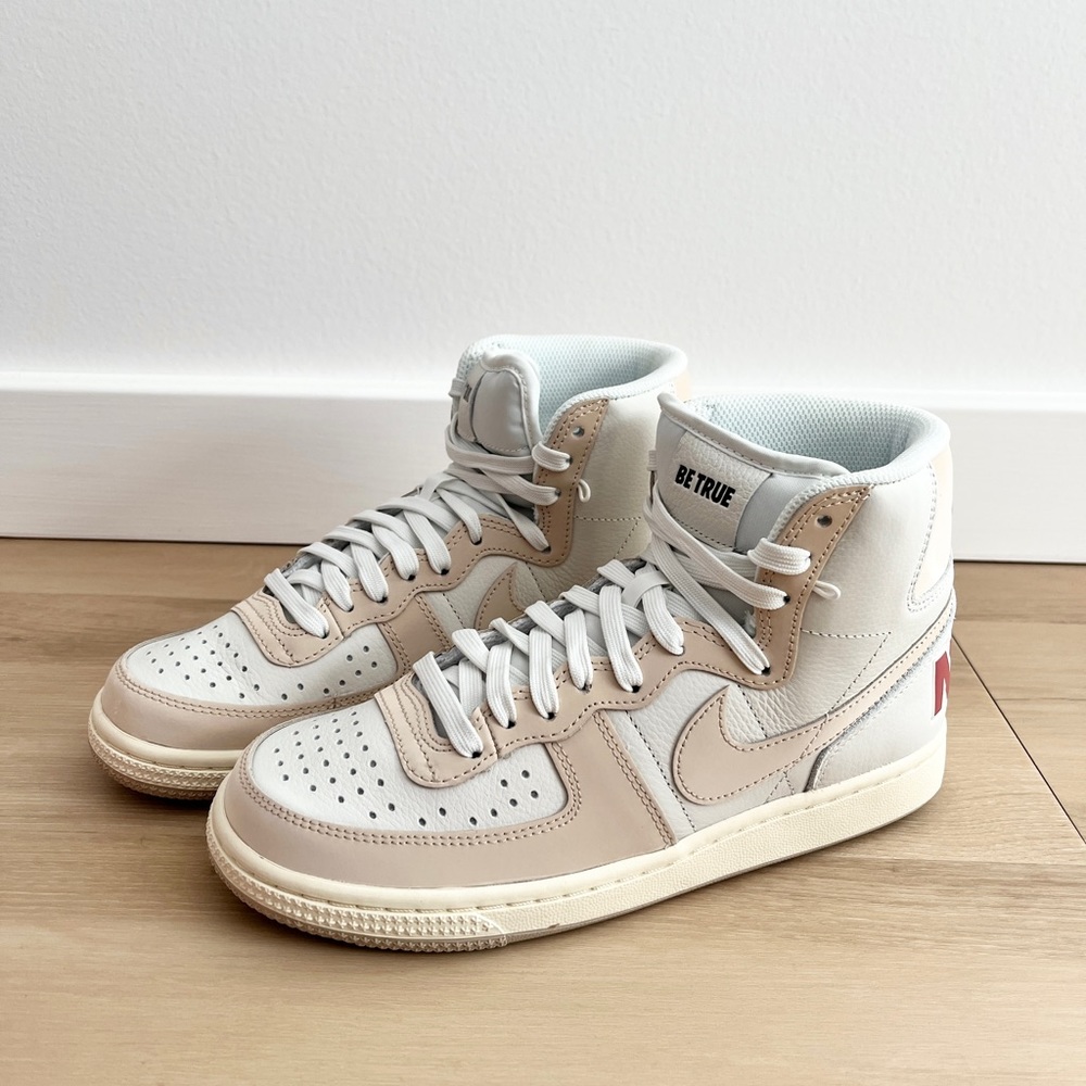 Nike *PRIDE* Dunks * . Unisex - womens 7.5 and mens 6